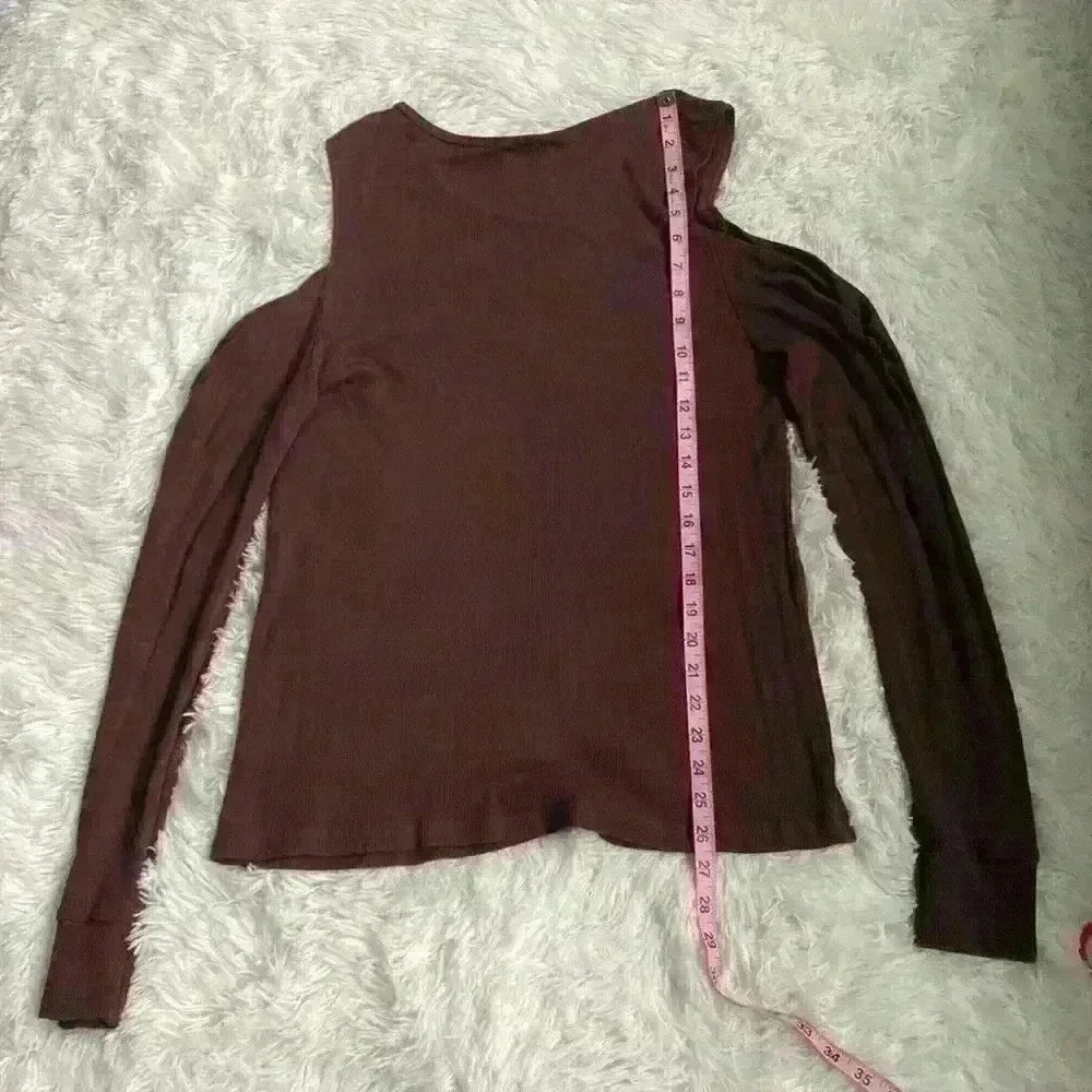 LNA Cold shoulder long sleeve top. Brown. Size Large. Ruched sleeve. - Picture 5 of 6